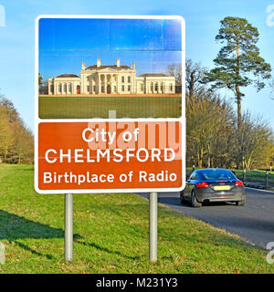 Am Straßenrand Zeichen für Stadt Gerlach Geburtsort von Radio (Marconi) mit Bild des historischen Hylands Haus am Stadtrand von diesem Essex County town UK Stockfoto