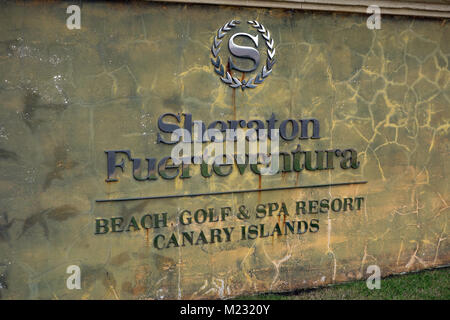 Marmor Schild am Eingang des Sheraton Hotel Beach, Golf & Spa Resort in Costa Caleta de Fuste, Fuerteventura, Kanarische Inseln, Spanien, EU. Stockfoto