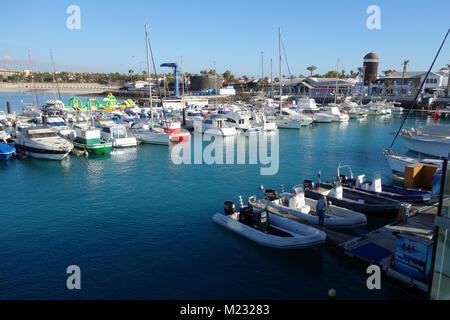 Freude und Segelboote gebunden in den Hafen an der Costa Caleta de Fuste, Fuerteventura, Kanarische Inseln, Spanien, EU. Stockfoto