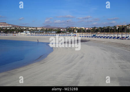 Leere Liegestühle an der Costa Caleta de Fuste Strand auf Fuerteventura auf den Kanarischen Inseln, Spanien, EU. Stockfoto