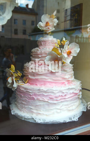 Rosa und Weiß 4-tiered Hochzeitstorte mit Blumen. Hochzeit trend, cremige Desserts. Stockfoto