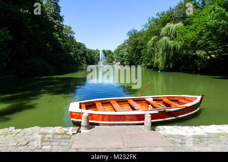 Boot in den See, den Park Uman. Brunnen in den See gesehen werden kann. Sommer, sonnigen Tag Stockfoto