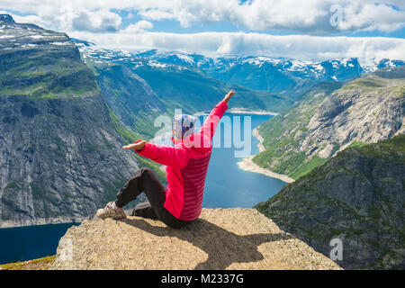 Sportliche Frau posiert auf Trolltunga Norwegen Stockfoto