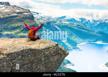 Sportliche Frau posiert auf Trolltunga Norwegen Stockfoto