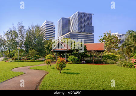 Lumphini Park, Bangkok, Thailand - 4. Januar 2016: Lanna Thai Pavillon, Lumphini Park Bangkok, Garten im asiatischen Stil mit traditioneller Dekoration Stockfoto