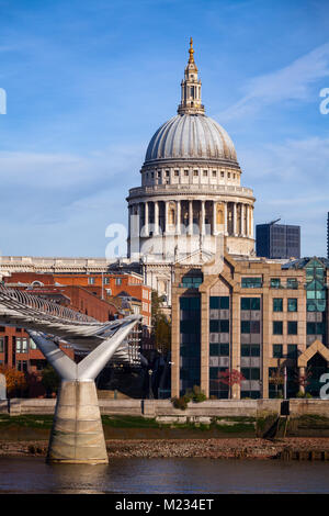 Londoner Stadtbild mit St Paul's Kathedrale, eines der berühmtesten und bekanntesten Sehenswürdigkeiten Londons und Millennium Bridge über die Themse. Stockfoto