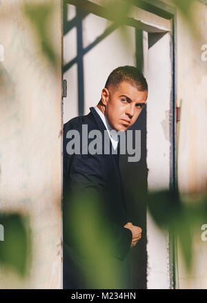 Schöner Mann im schwarzen Anzug und Sonnenbrille. Secret Agent, Mafia, Bodyguard Konzept. Stockfoto