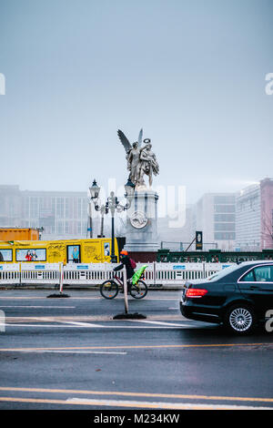 Liebknechtbrücke in Berlin, unter Baustelle Stockfoto