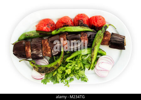 Aubergine Kebab in Türkischen Patlican Kebap, auf weißem Hintergrund und weiße Platte. Stockfoto