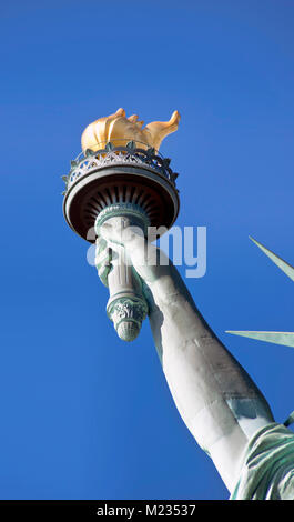 Freiheitsstatue in New York, der Arm und die Flamme des Lebens. Stockfoto