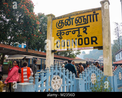COONOOR, Tamil Nadu, Indien, 01.08.2018. : Nilgiri Mountain Railway. Blue Train. Die Menschen warten auf den Zug. Der Bahnhof von Coonoor. Stockfoto