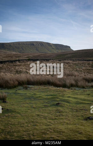 Auf der Suche nach Pen-y-Gent in der Nähe von Hull Topf im Winter in den Yorkshire Dales. Stockfoto