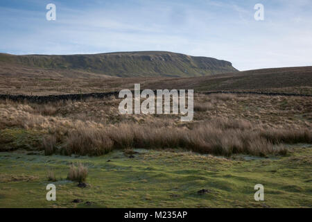 Auf der Suche nach Pen-y-Gent in der Nähe von Hull Topf im Winter in den Yorkshire Dales. Stockfoto