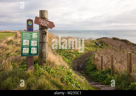 Fife Coastal Path Zeichen in der Nähe von Anstruther und Golfplatz Verhaltenskodex für den öffentlichen Zeichen Stockfoto