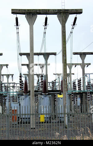 Strom sub-station, Kabel und Masten Stockfoto