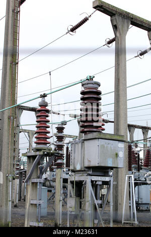 Strom sub-station, Kabel und Masten Stockfoto