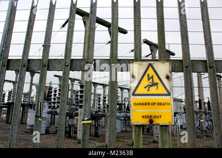 Strom sub-station, Kabel und Masten Stockfoto