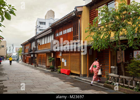 Nishi Chaya Bezirk Straßen, einem traditionellen japanischen Stil Bezirk mit einer Frau im Kimono gekleidet in ein Gehäuse Stockfoto