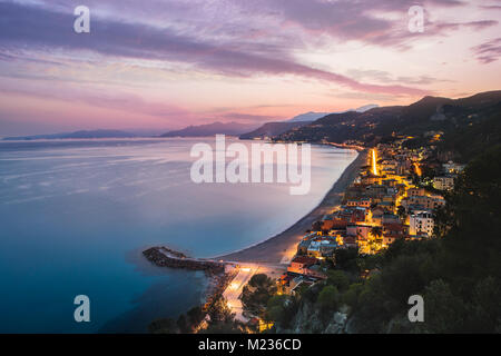 Bunte Häuser am Strand Varigotti Dorf, Ligurien, Italien Stockfoto