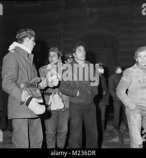 Retter nach dem tödlichen Erdbeben im März 1977 in Bukarest, Rumänien Stockfoto