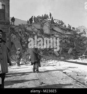 Rettungsaktion nach dem tödlichen Erdbeben im März 1977 in Bukarest, Rumänien Stockfoto