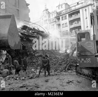 Rettungsaktion nach dem tödlichen Erdbeben im März 1977 in Bukarest, Rumänien Stockfoto