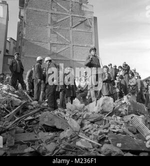 Retter nach dem tödlichen Erdbeben im März 1977 in Bukarest, Rumänien Stockfoto