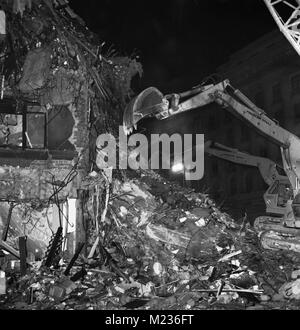 Rettungsaktion nach dem tödlichen Erdbeben im März 1977 in Bukarest, Rumänien Stockfoto