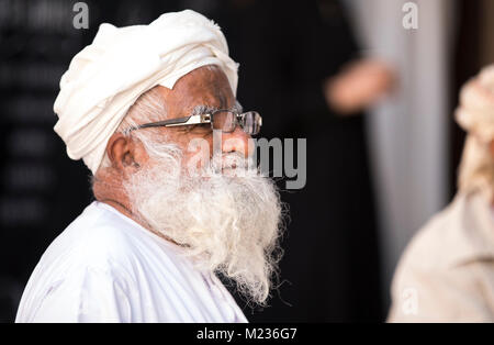 Nizwa, Oman, Febrary 2nd, 2018: omani Mann an einem Markt Stockfoto