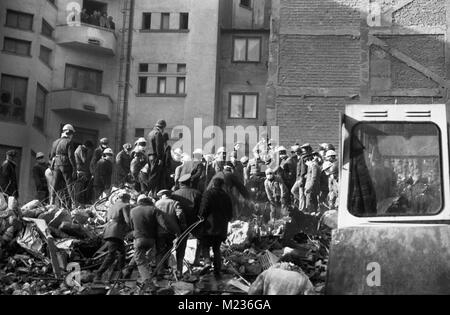 Rettungsaktion nach dem tödlichen Erdbeben im März 1977 in Bukarest, Rumänien Stockfoto