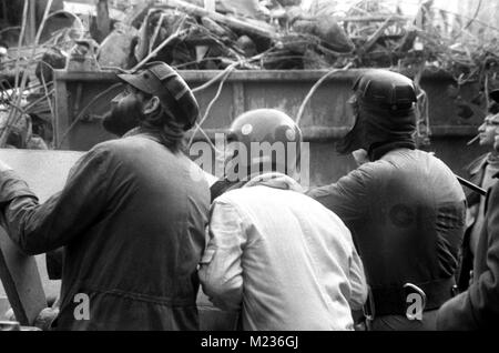 Retter nach dem tödlichen Erdbeben im März 1977 in Bukarest, Rumänien Stockfoto