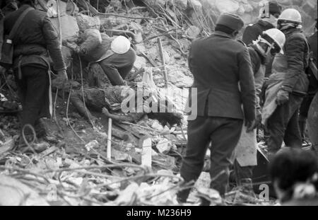 Retter und Opfer nach dem tödlichen Erdbeben im März 1977 in Bukarest, Rumänien Stockfoto