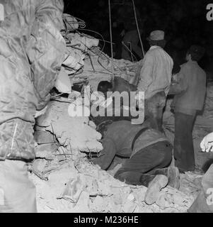 Rettungsaktion nach dem tödlichen Erdbeben im März 1977 in Bukarest, Rumänien Stockfoto