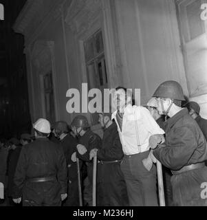 Retter nach dem tödlichen Erdbeben im März 1977 in Bukarest, Rumänien Stockfoto