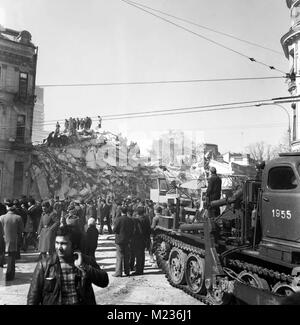 Rettungsaktion nach dem tödlichen Erdbeben im März 1977 in Bukarest, Rumänien Stockfoto