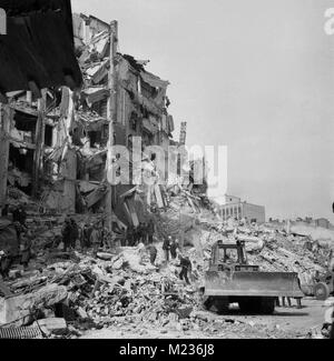 Rettungsaktion nach dem tödlichen Erdbeben im März 1977 in Bukarest, Rumänien Stockfoto