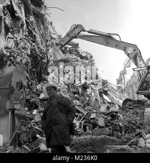 Rettungsaktion nach dem tödlichen Erdbeben im März 1977 in Bukarest, Rumänien Stockfoto