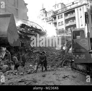 Rettungsaktion nach dem tödlichen Erdbeben im März 1977 in Bukarest, Rumänien Stockfoto