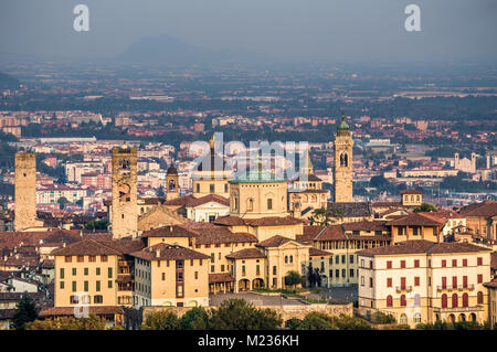 Panorama der Zentrum von Bergamo am Abend Zeit von Bergamo Alta, Italien gesehen Stockfoto