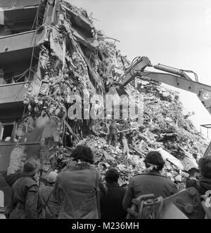 Rettungsaktion nach dem tödlichen Erdbeben im März 1977 in Bukarest, Rumänien Stockfoto