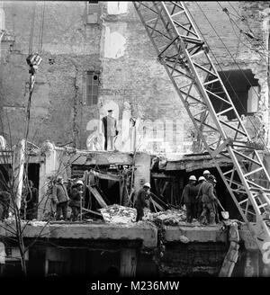 Rettungsaktion nach dem tödlichen Erdbeben im März 1977 in Bukarest, Rumänien Stockfoto