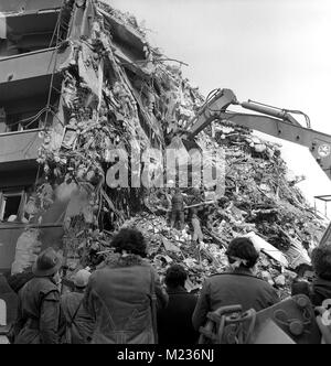 Rettungsaktion nach dem tödlichen Erdbeben im März 1977 in Bukarest, Rumänien Stockfoto