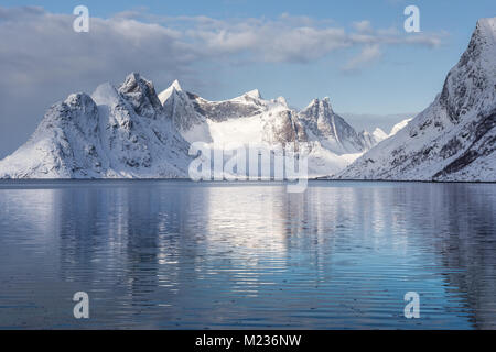 Ein Blick auf Mount Olstind auf den Lofoten-Inseln an einem Wintermorgen Stockfoto