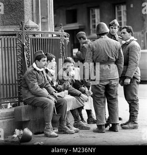 Retter nach dem tödlichen Erdbeben im März 1977 in Bukarest, Rumänien Stockfoto