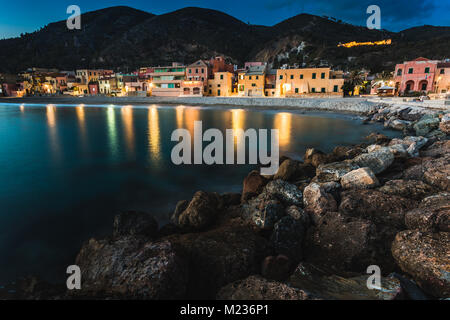 Bunte Häuser am Strand Varigotti Dorf, Ligurien, Italien Stockfoto