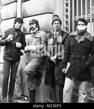 Retter und der Agenten ecuritate" in der Innenstadt von Bukarest nach dem tödlichen Erdbeben im März 1977 Stockfoto