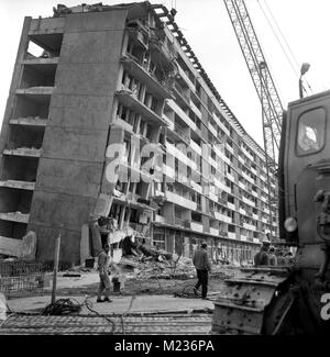 Apartment Gebäude durch die tödliche Erdbeben in Bukarest, Rumänien, März 1977 beschädigt Stockfoto