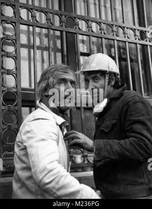 Retter nach dem tödlichen Erdbeben im März 1977 in Bukarest, Rumänien Stockfoto