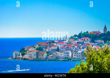 Malerischer Blick auf Marmor blau Landschaft in Primosten, Kroatien. Stockfoto