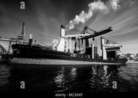 Werft Danzig, Polen. Retro Style schwarz und weiß. Krane, alte Werft Gebäude, Rusty Strukturen. Stockfoto